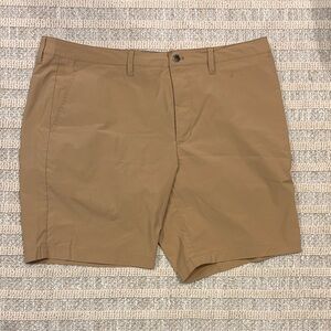 UNTUCKit Men's Brown Flat Front Shorts
